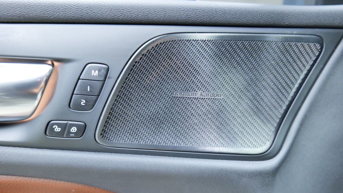 Esittelykuva Volvo V60 kevythybridiautosta.