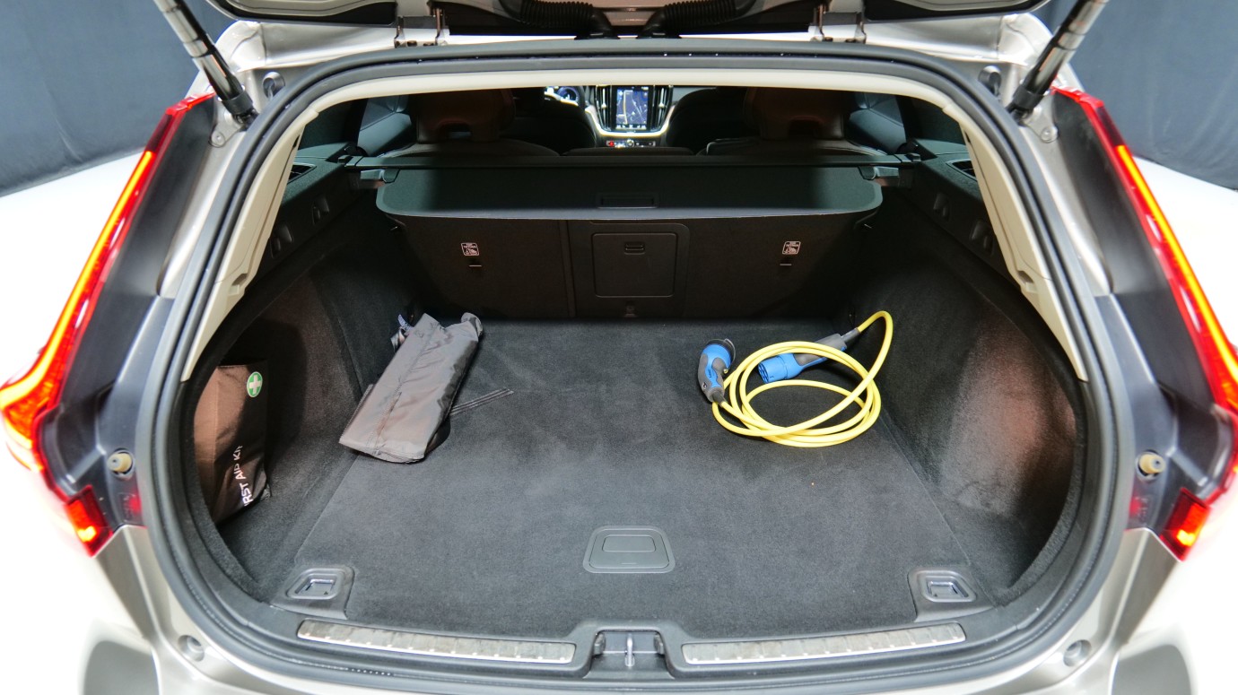 Esittelykuva Volvo V60 kevythybridiautosta.