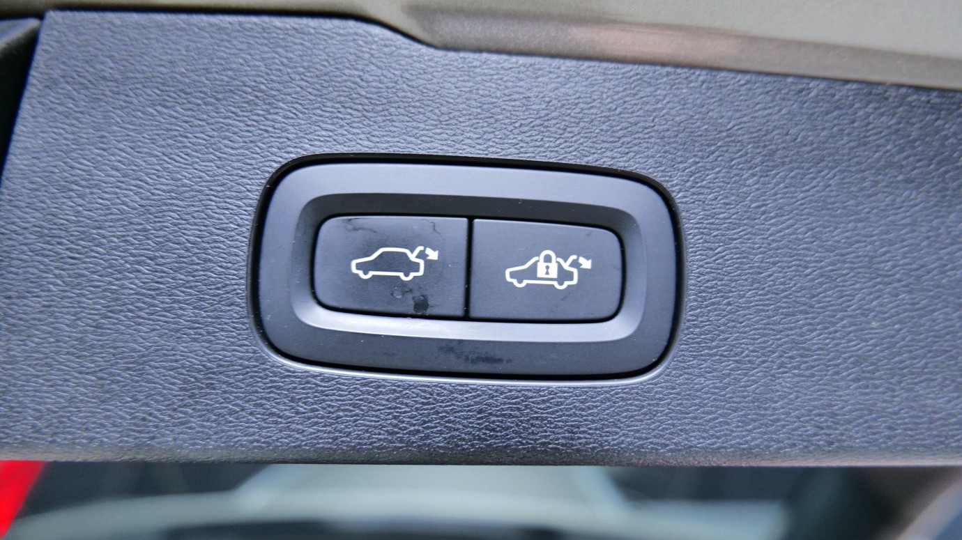 Esittelykuva Volvo V60 kevythybridiautosta.