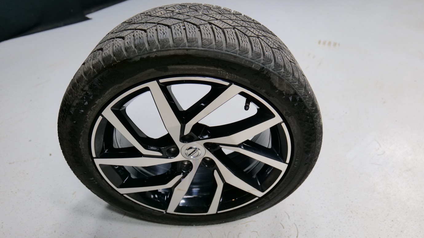 Esittelykuva Volvo V60 kevythybridiautosta.