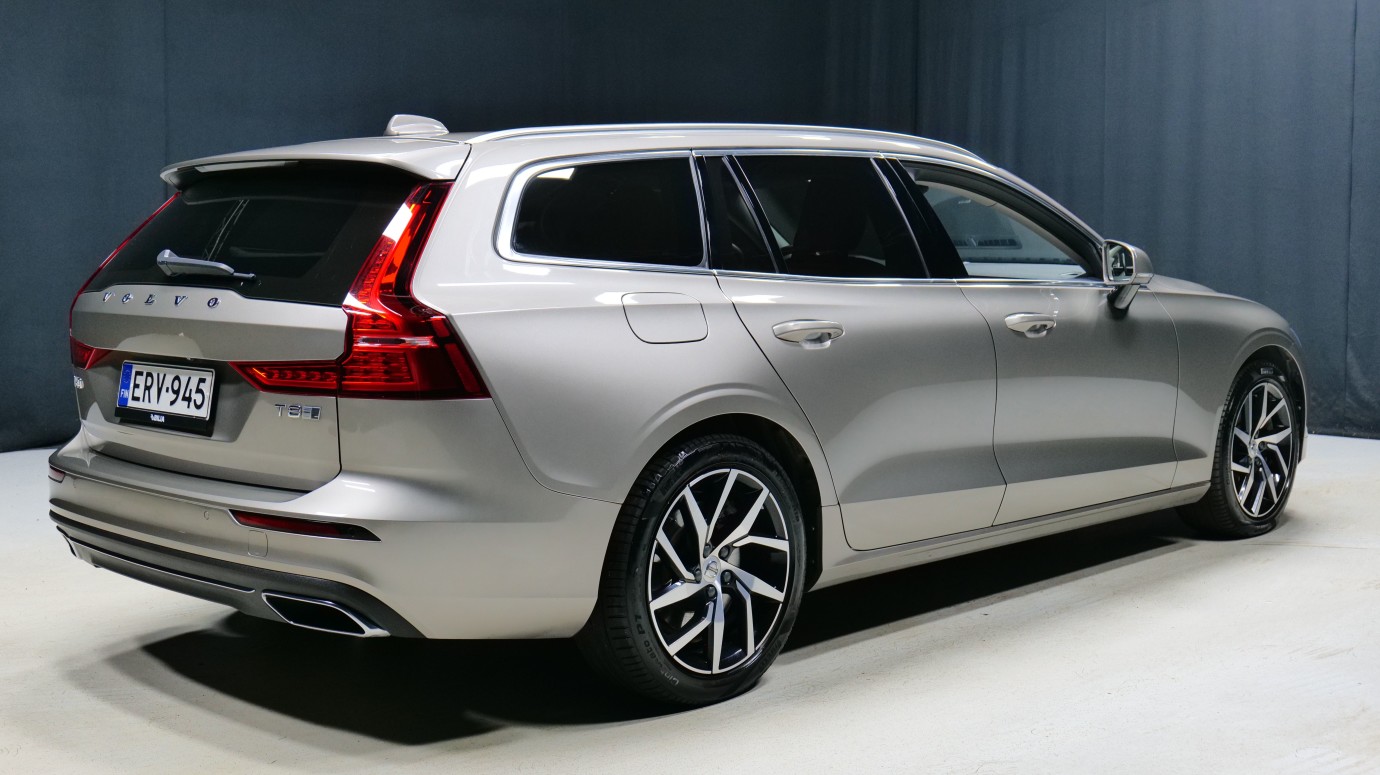 Esittelykuva Volvo V60 kevythybridiautosta.