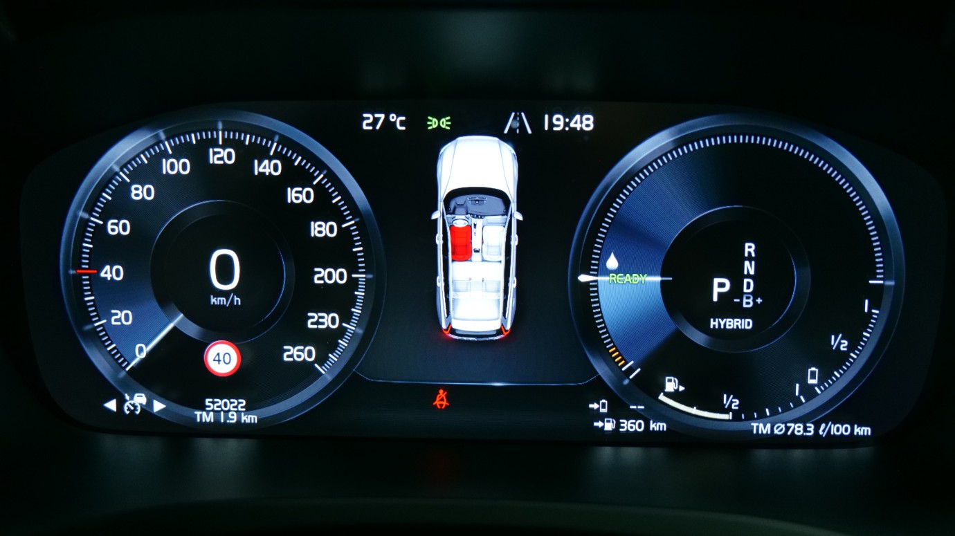 Esittelykuva Volvo V60 kevythybridiautosta.