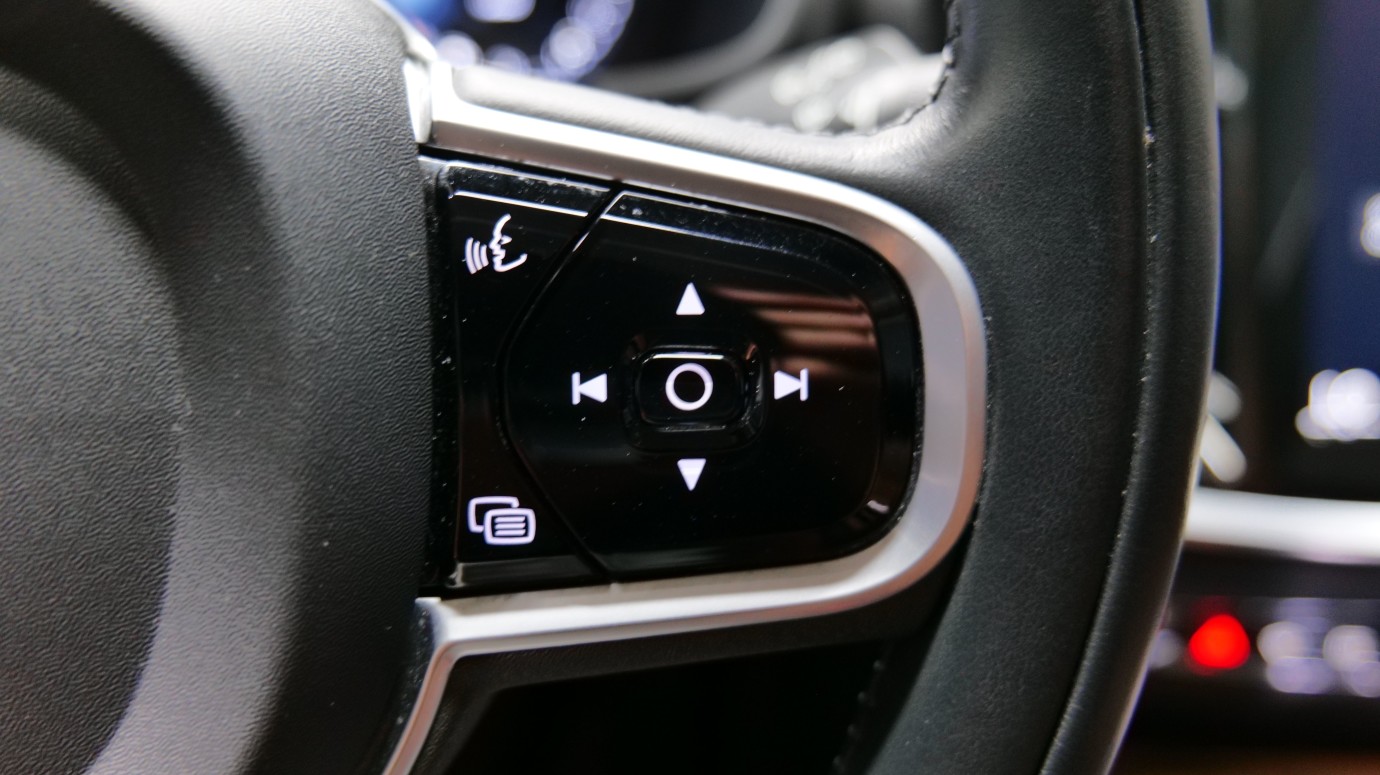 Esittelykuva Volvo V60 kevythybridiautosta.