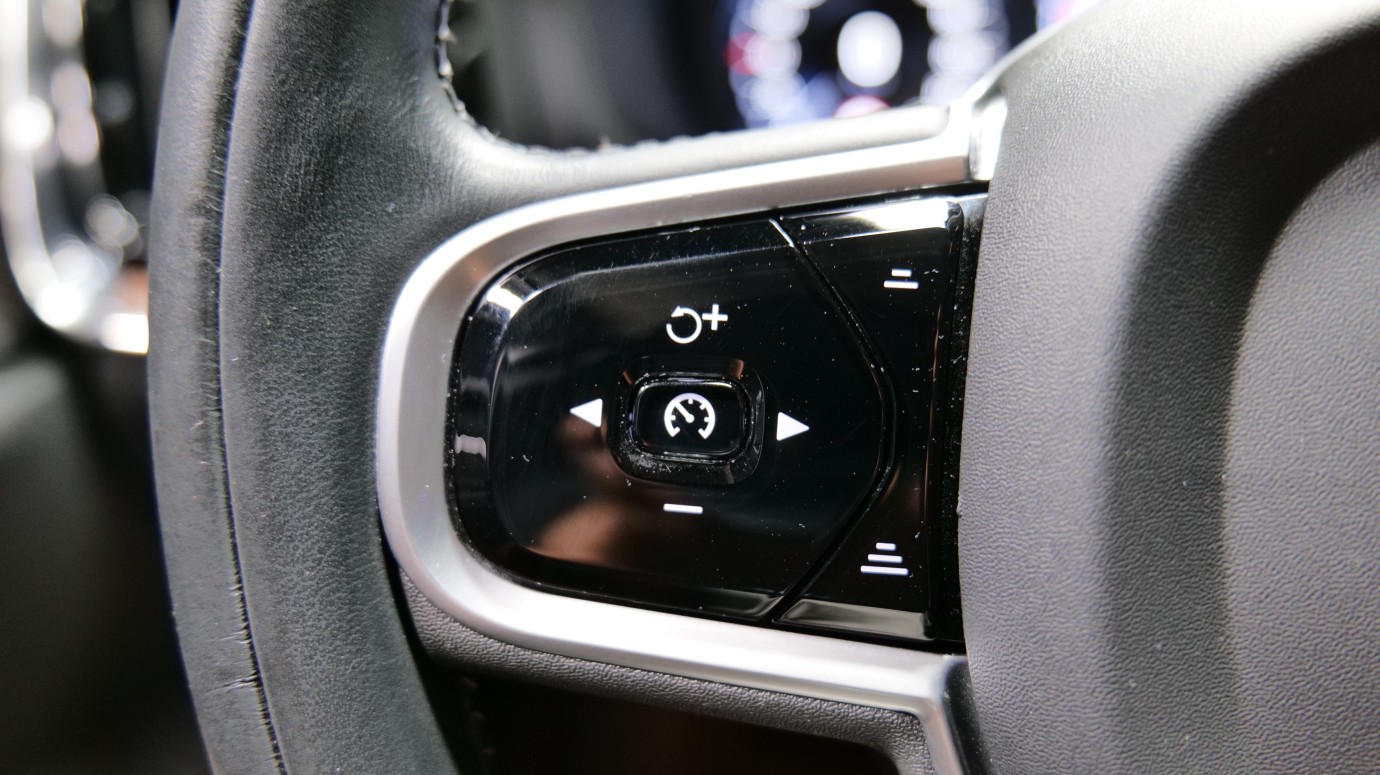 Esittelykuva Volvo V60 kevythybridiautosta.