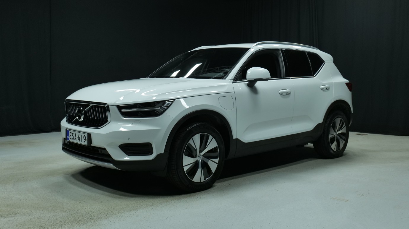 Esittelykuva Volvo XC40 kevythybridiautosta.