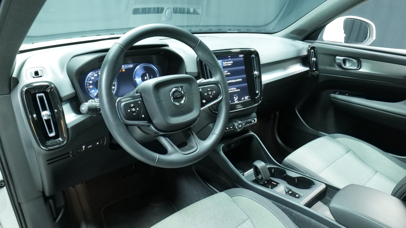 Esittelykuva Volvo XC40 kevythybridiautosta.