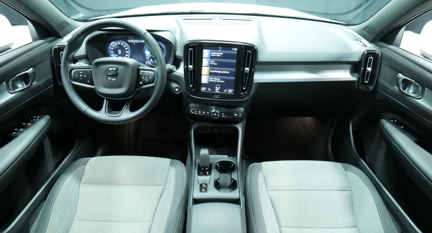 Esittelykuva Volvo XC40 kevythybridiautosta.