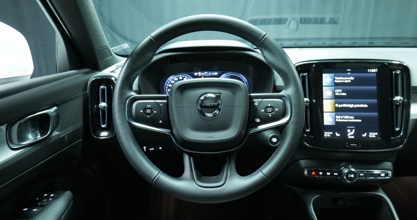 Esittelykuva Volvo XC40 kevythybridiautosta.