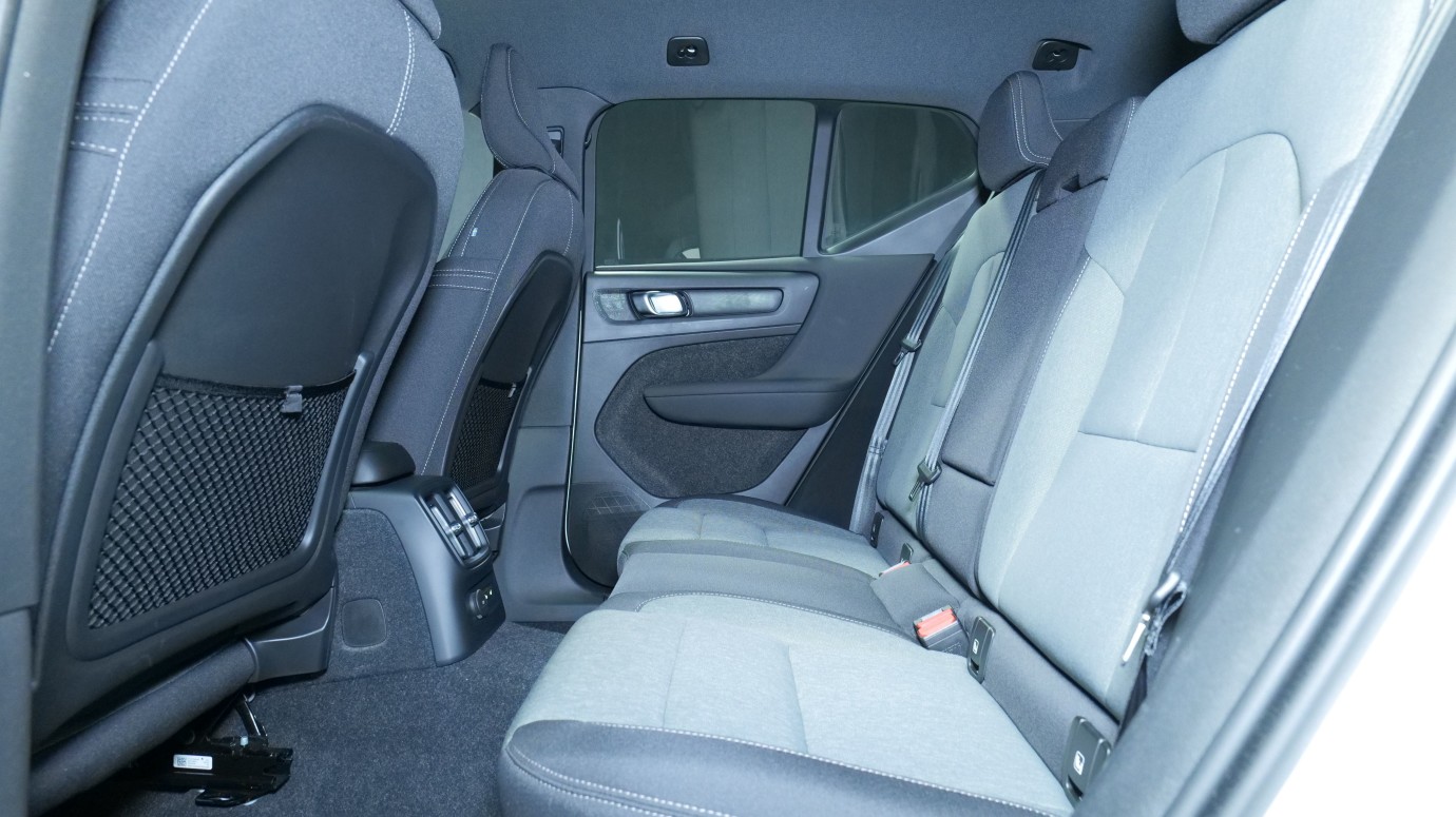 Esittelykuva Volvo XC40 kevythybridiautosta.