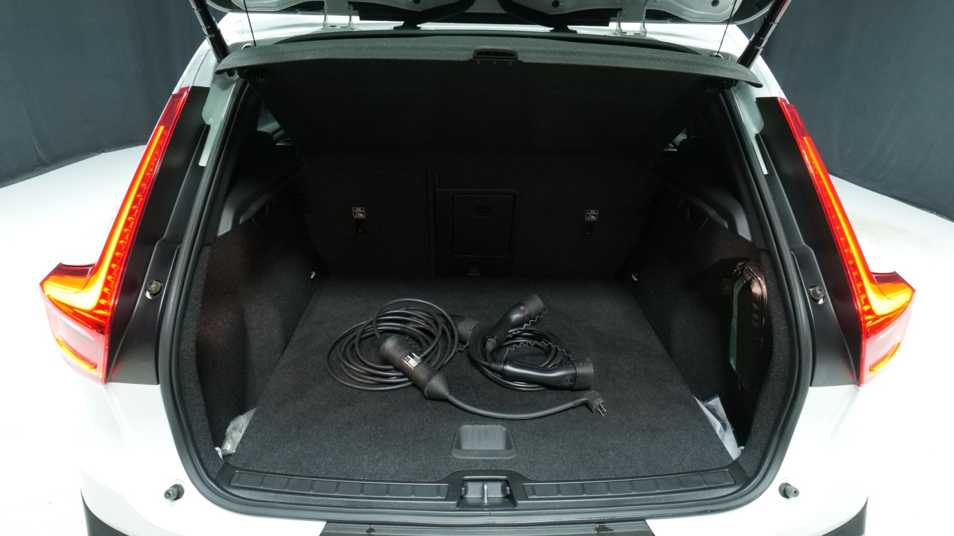 Esittelykuva Volvo XC40 kevythybridiautosta.