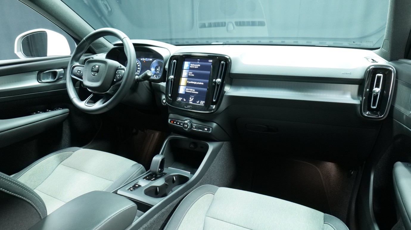 Esittelykuva Volvo XC40 kevythybridiautosta.