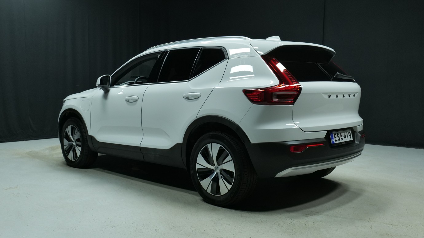 Esittelykuva Volvo XC40 kevythybridiautosta.