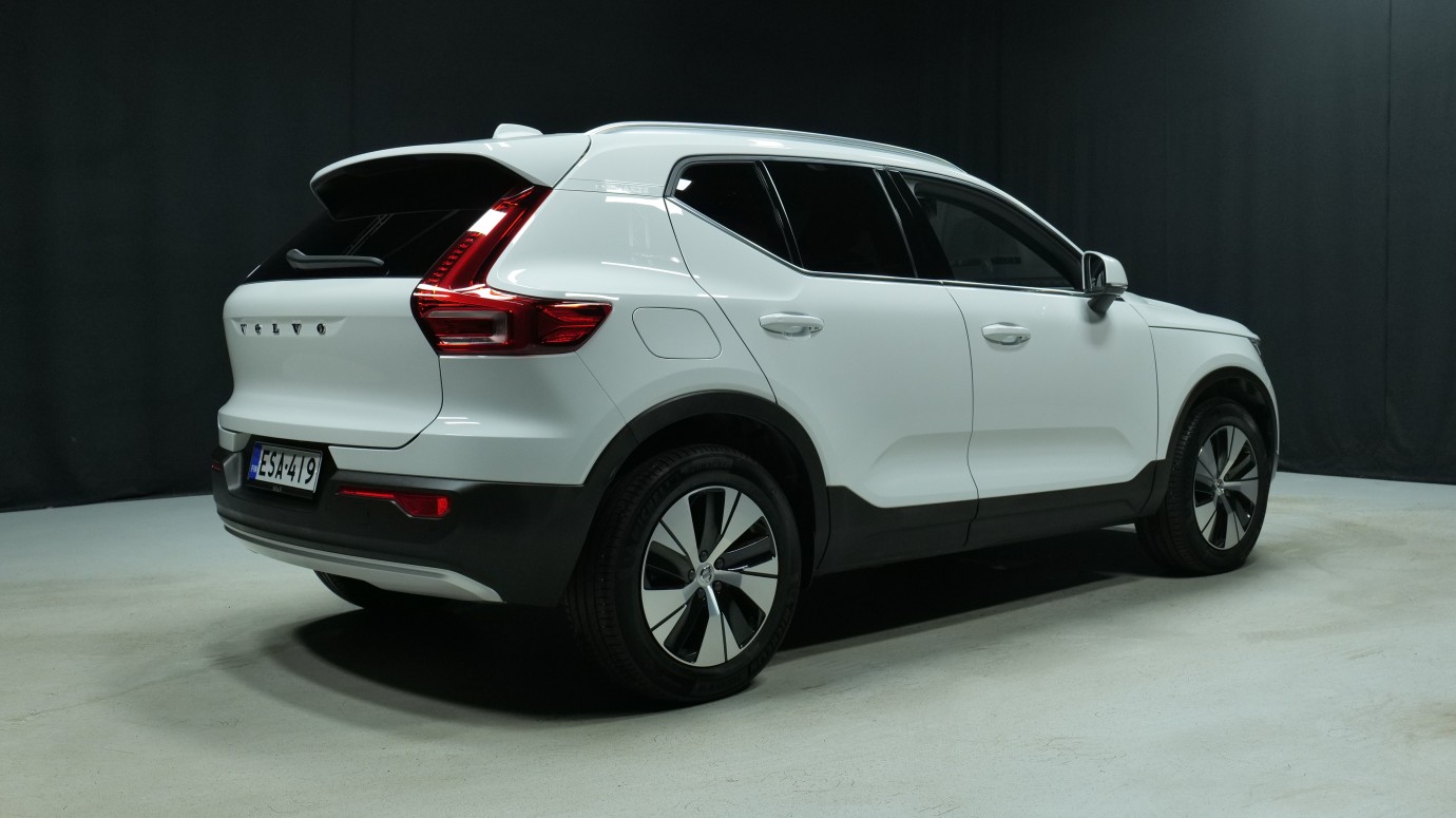 Esittelykuva Volvo XC40 kevythybridiautosta.