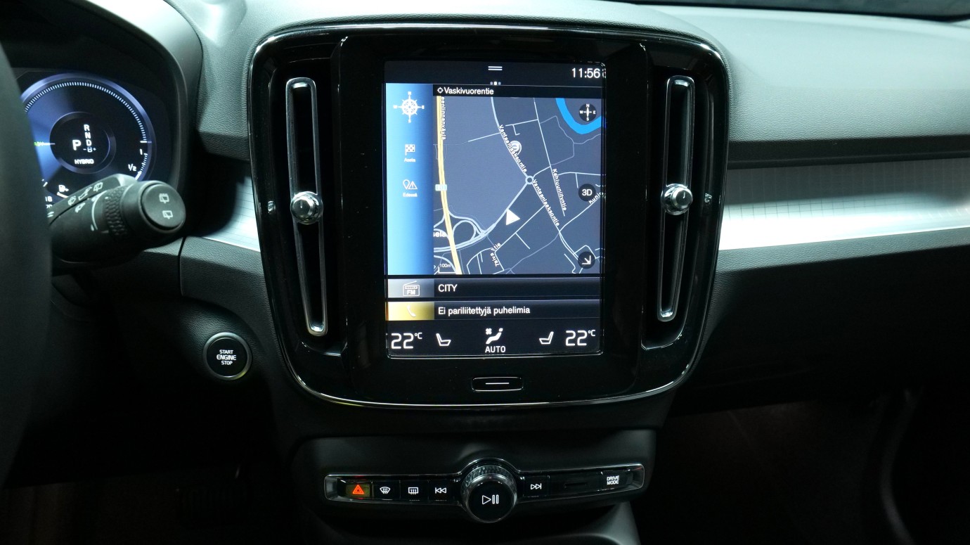 Esittelykuva Volvo XC40 kevythybridiautosta.