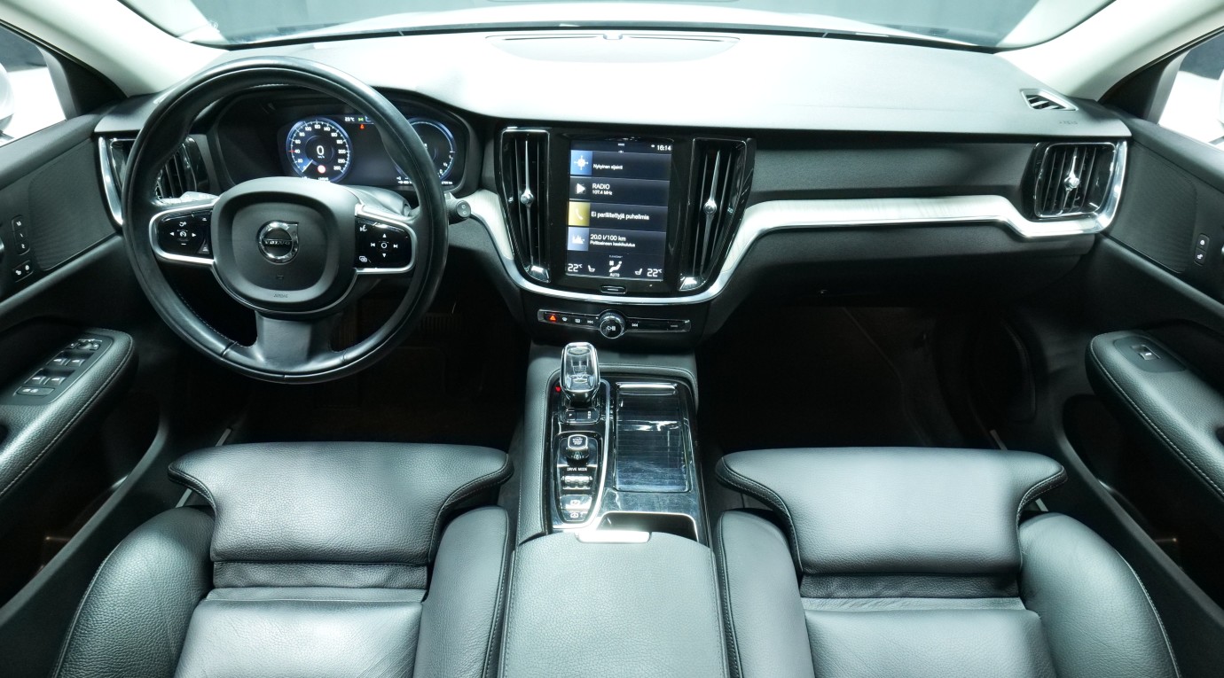 Esittelykuva Volvo V60 kevythybridiautosta.