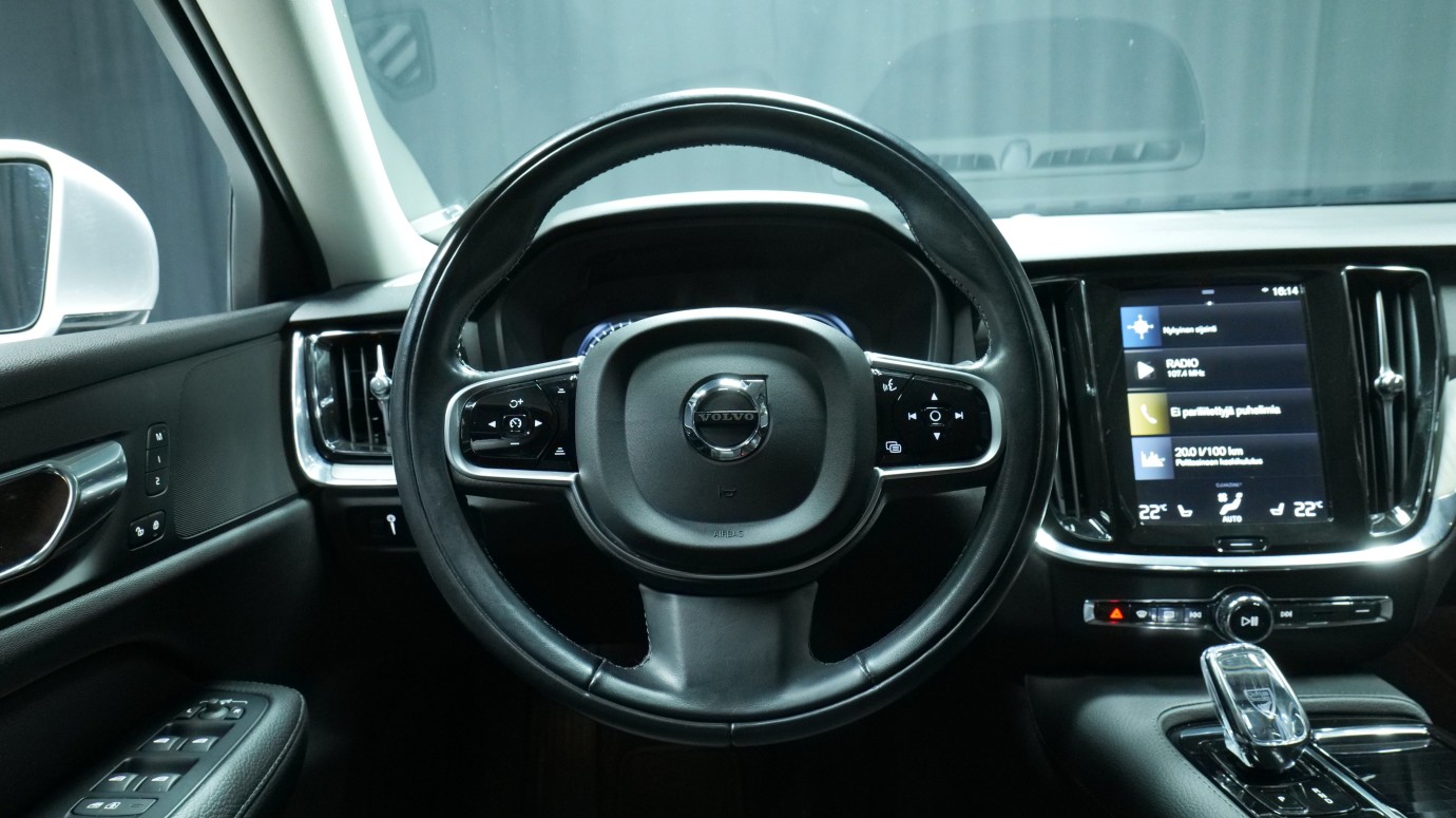 Esittelykuva Volvo V60 kevythybridiautosta.