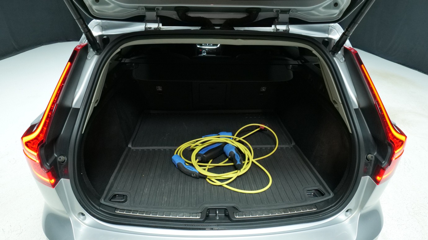 Esittelykuva Volvo V60 kevythybridiautosta.