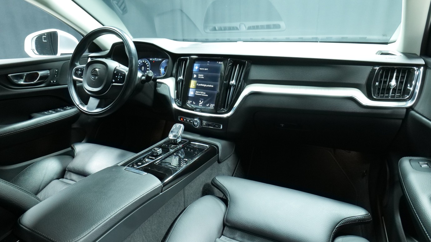 Esittelykuva Volvo V60 kevythybridiautosta.