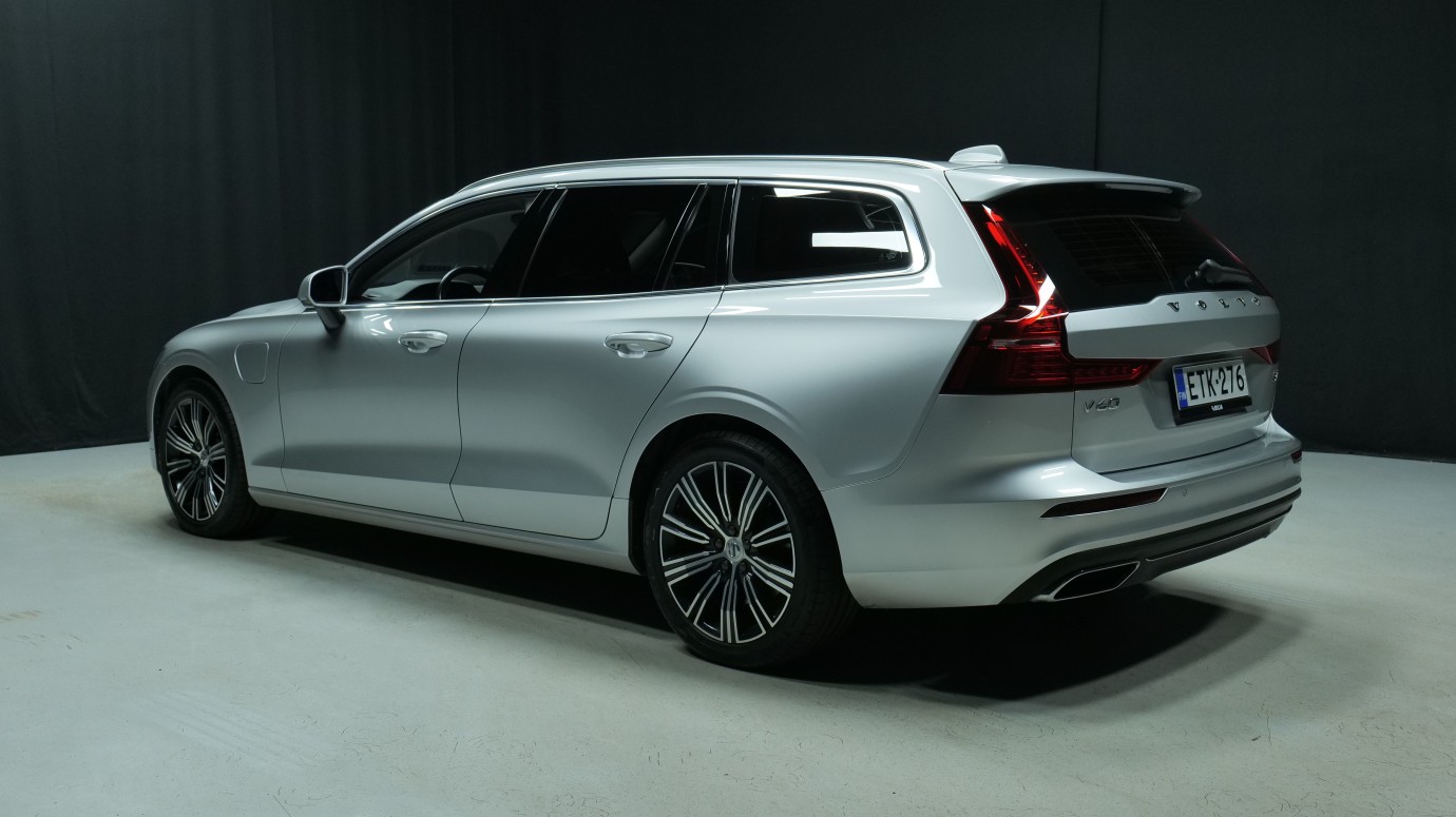Esittelykuva Volvo V60 kevythybridiautosta.
