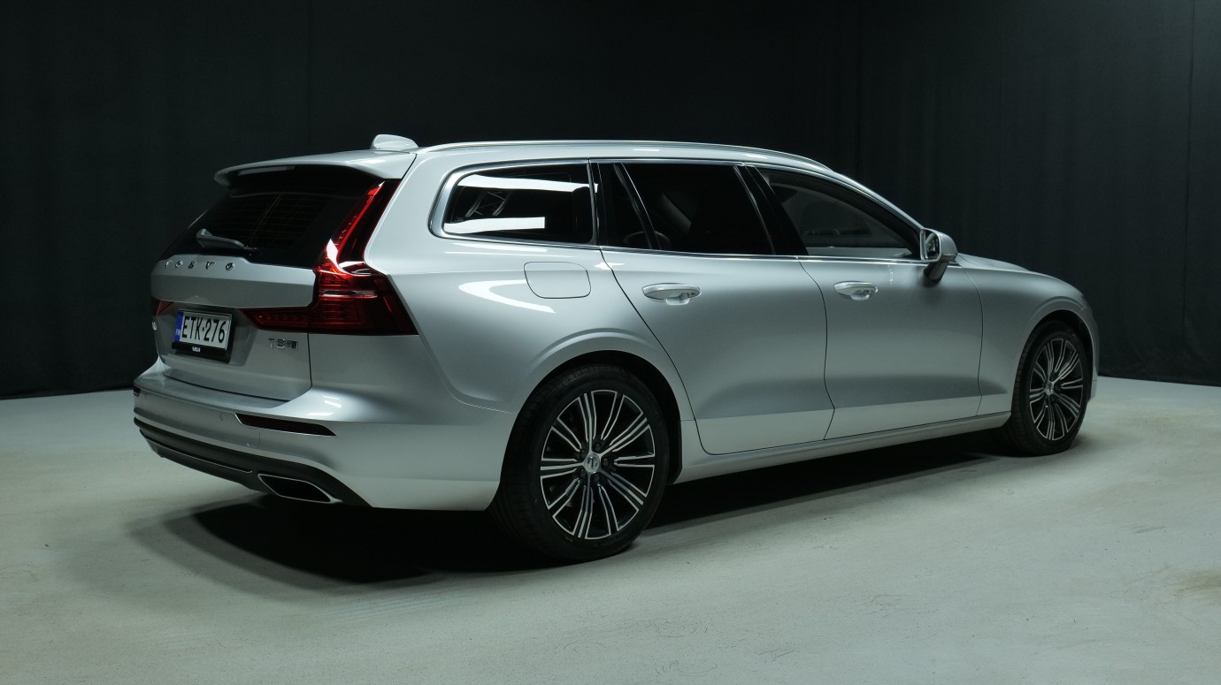 Esittelykuva Volvo V60 kevythybridiautosta.
