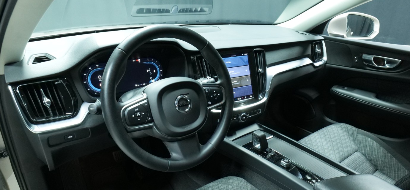 Esittelykuva Volvo V60 bensiiniautosta.