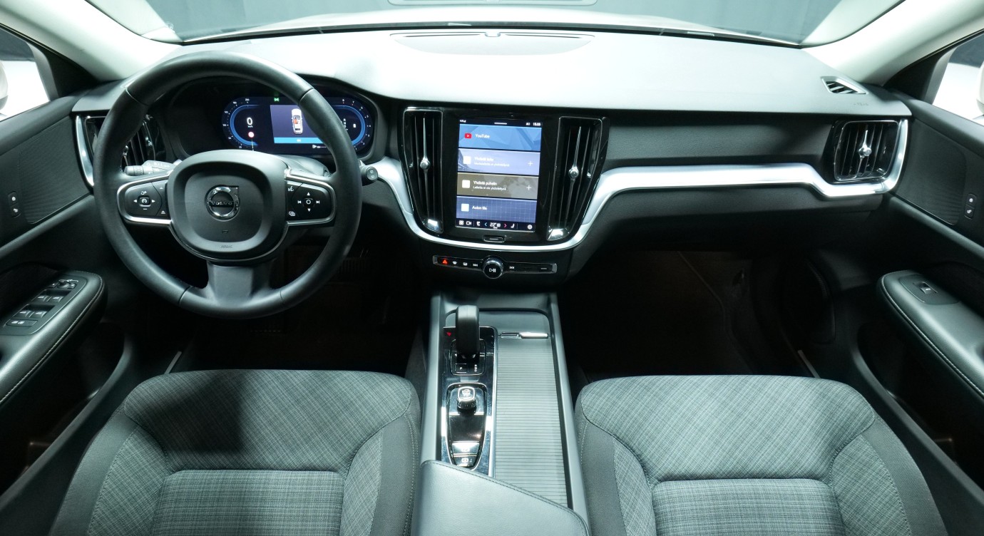 Esittelykuva Volvo V60 bensiiniautosta.