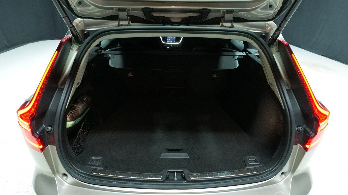 Esittelykuva Volvo V60 bensiiniautosta.