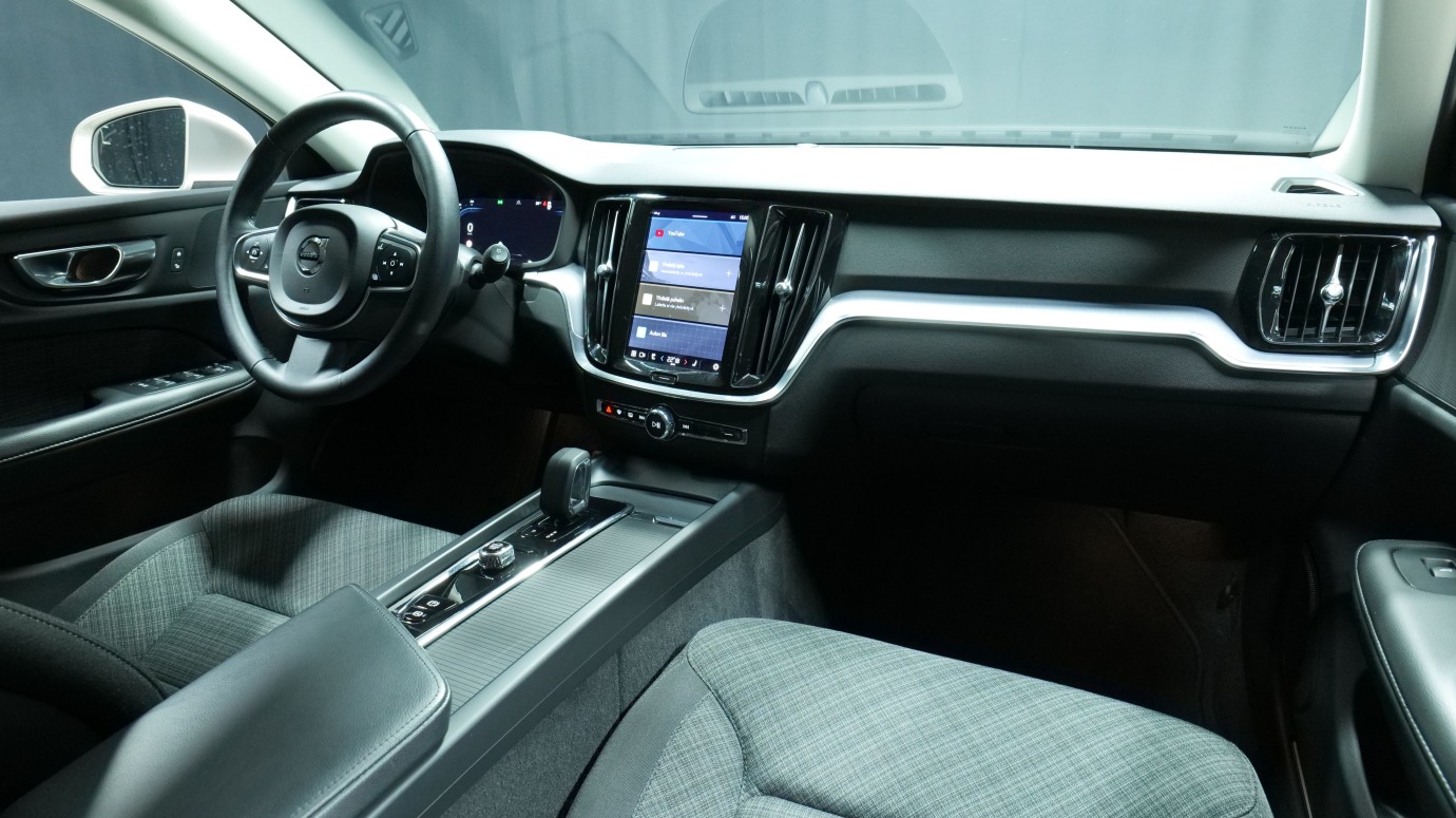 Esittelykuva Volvo V60 bensiiniautosta.