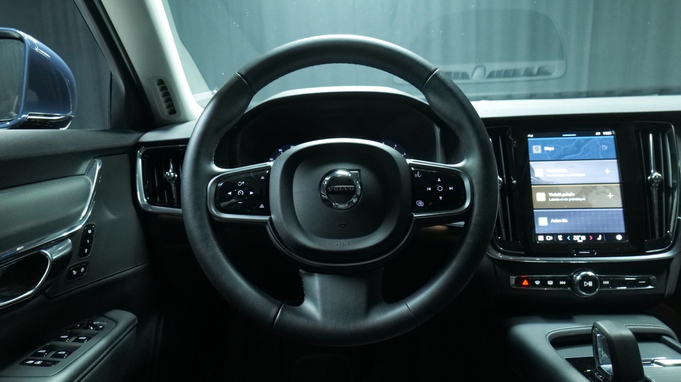 Esittelykuva Volvo V90 dieselautosta.