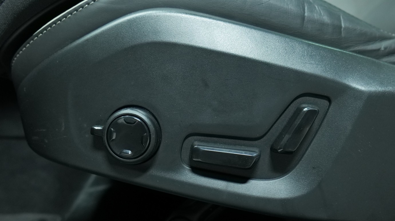 Esittelykuva Volvo XC60 kevythybridiautosta.
