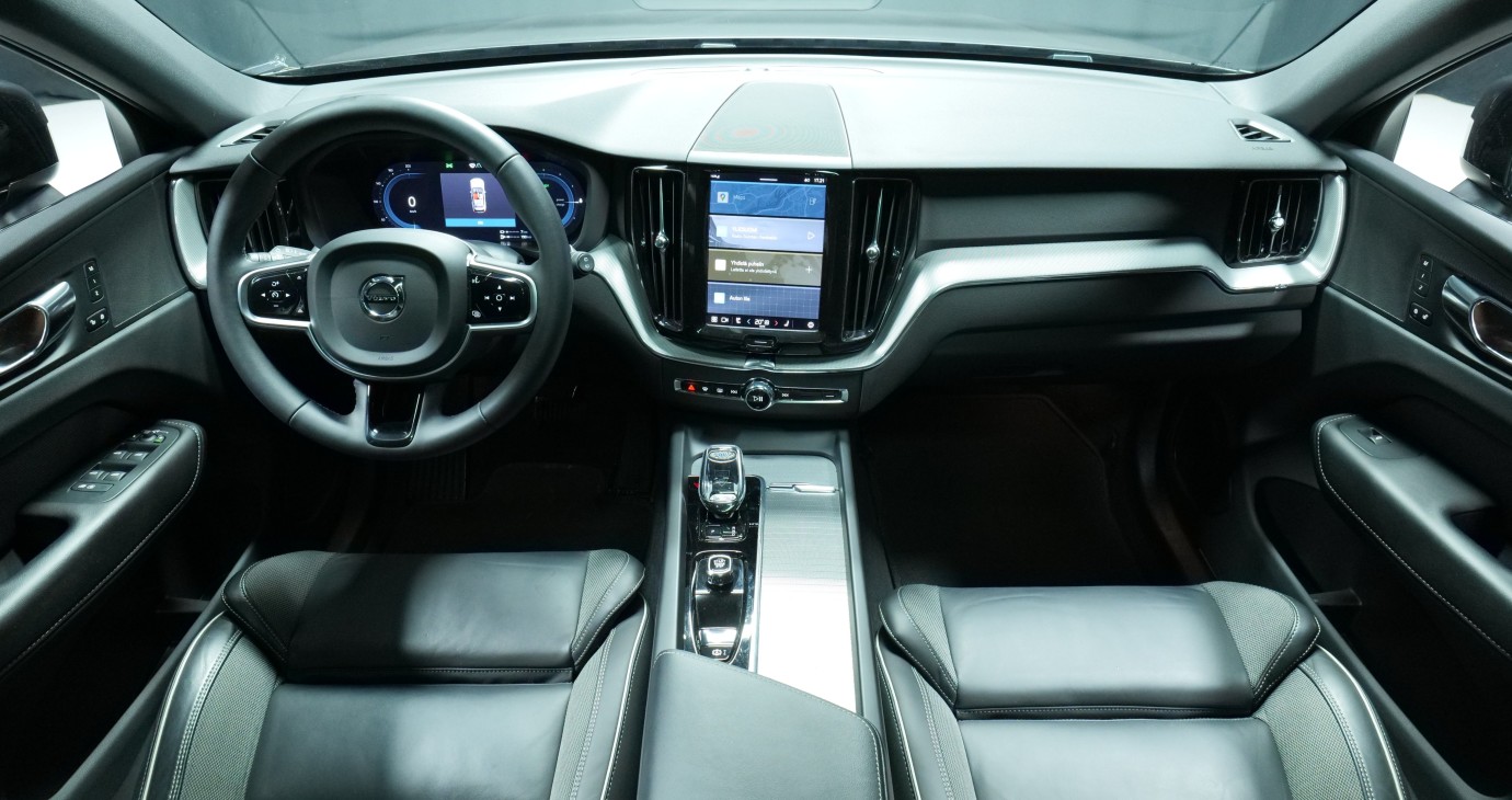 Esittelykuva Volvo XC60 kevythybridiautosta.