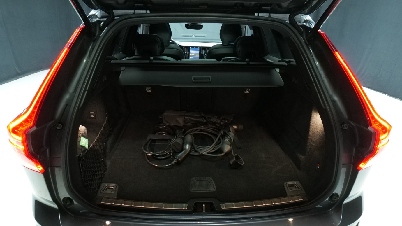 Esittelykuva Volvo XC60 kevythybridiautosta.