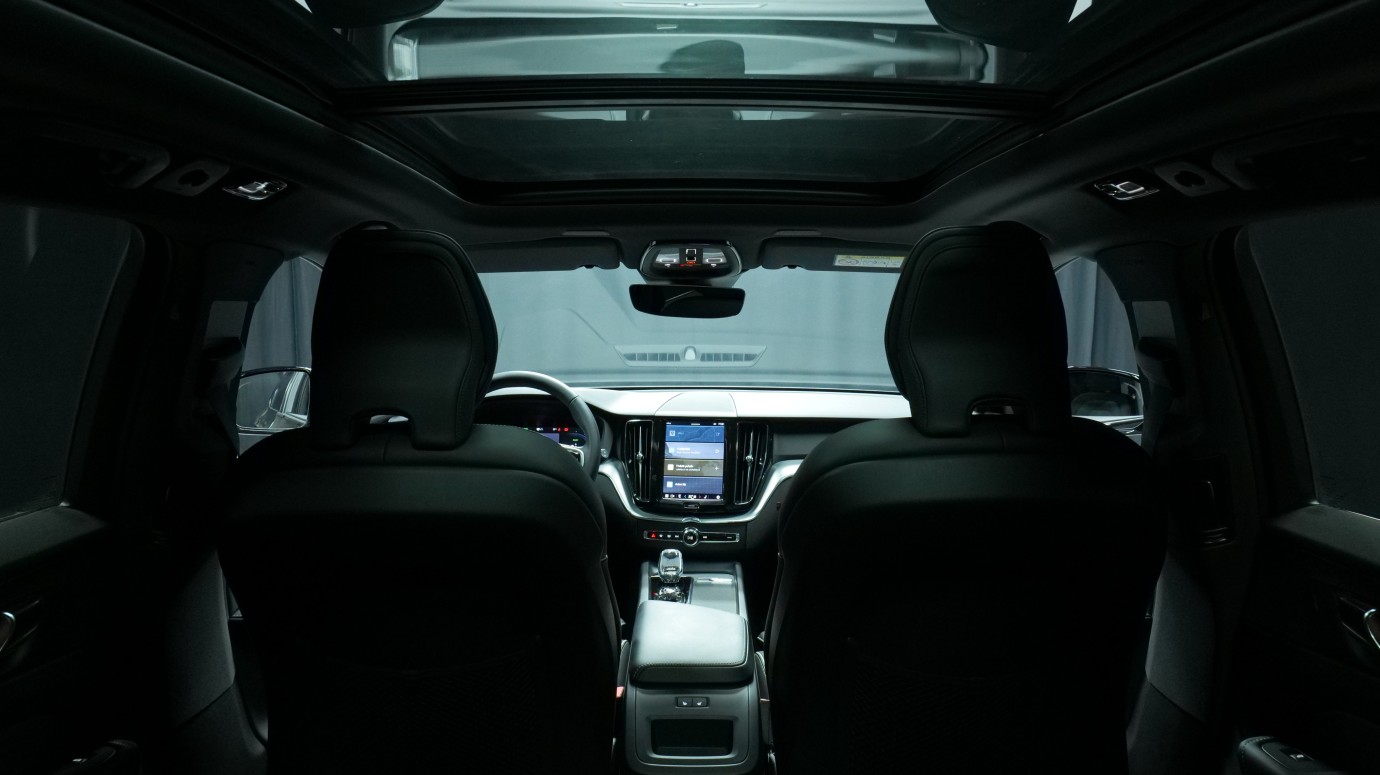 Esittelykuva Volvo XC60 kevythybridiautosta.