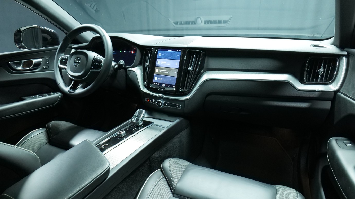 Esittelykuva Volvo XC60 kevythybridiautosta.