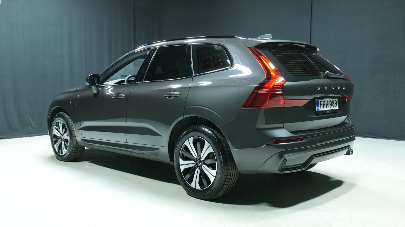 Esittelykuva Volvo XC60 kevythybridiautosta.