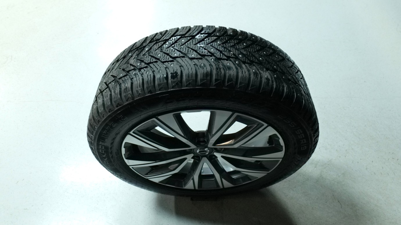 Esittelykuva Volvo XC60 kevythybridiautosta.