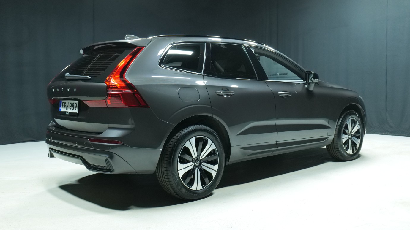 Esittelykuva Volvo XC60 kevythybridiautosta.