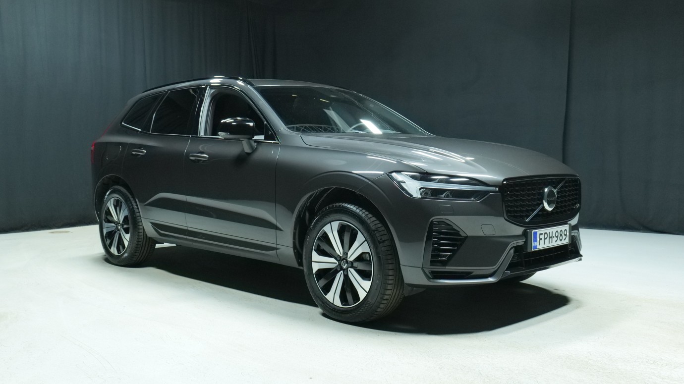Esittelykuva Volvo XC60 kevythybridiautosta.
