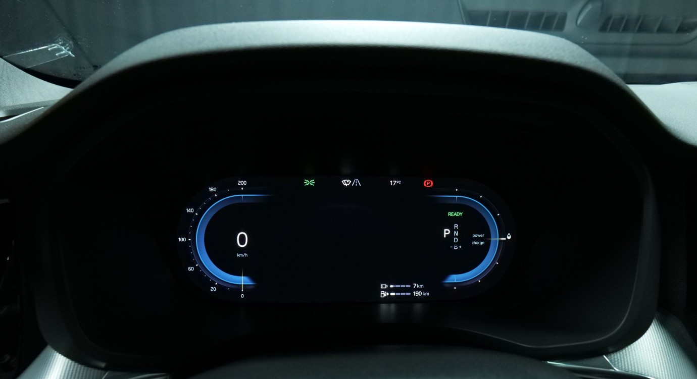 Esittelykuva Volvo XC60 kevythybridiautosta.