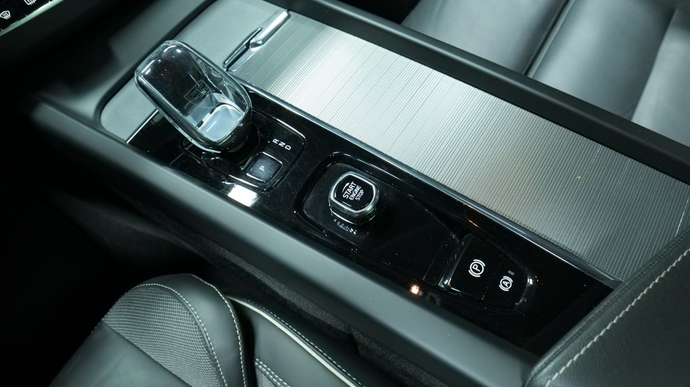 Esittelykuva Volvo XC60 kevythybridiautosta.