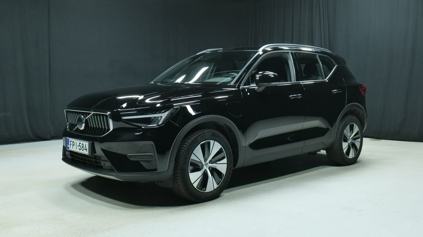 Esittelykuva Volvo XC40 kevythybridiautosta.