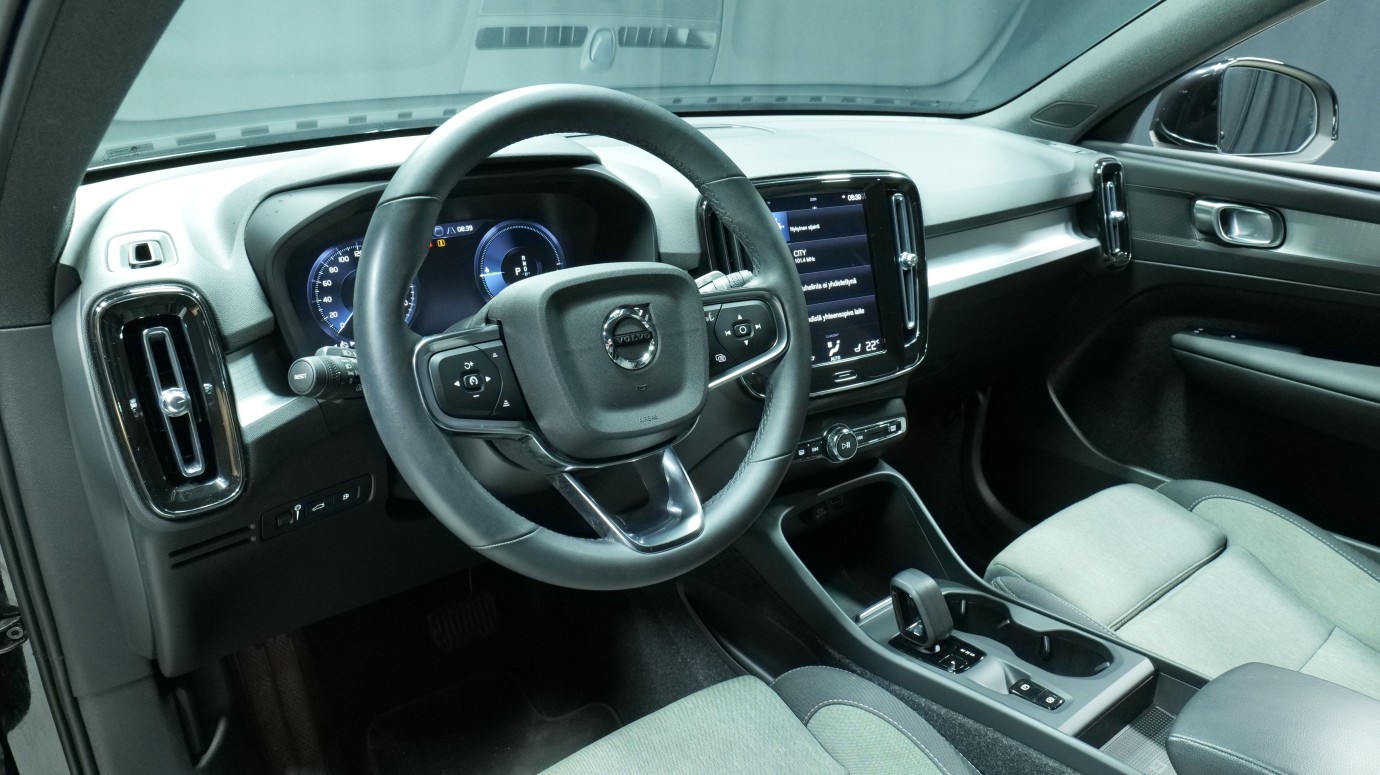 Esittelykuva Volvo XC40 kevythybridiautosta.