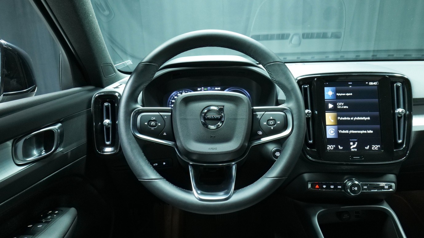 Esittelykuva Volvo XC40 kevythybridiautosta.