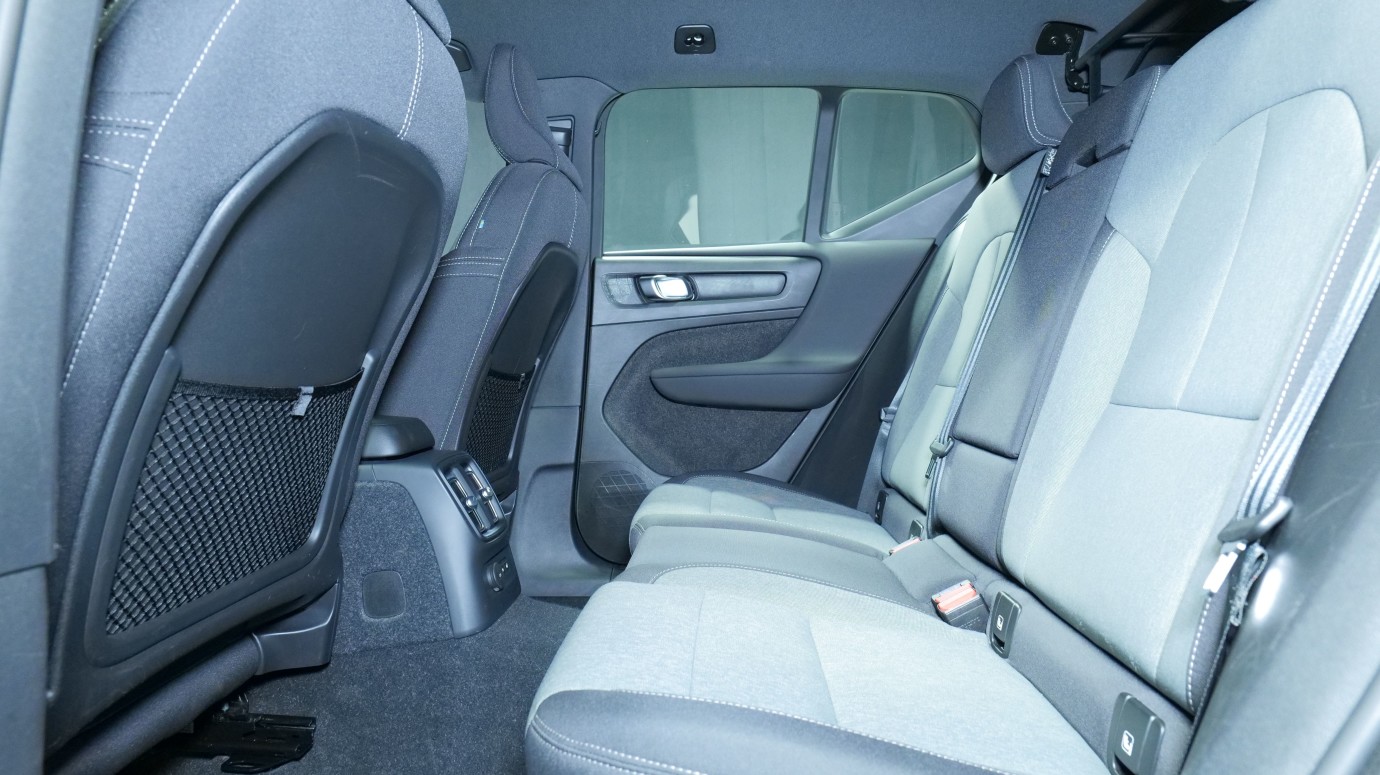 Esittelykuva Volvo XC40 kevythybridiautosta.