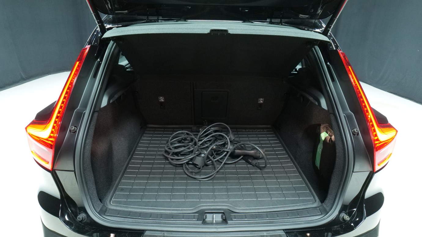 Esittelykuva Volvo XC40 kevythybridiautosta.
