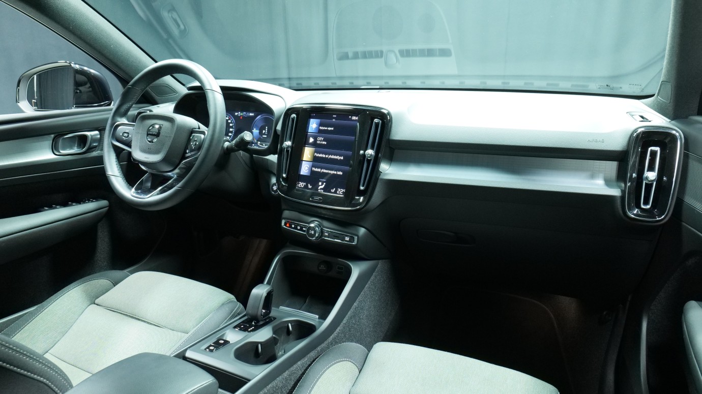 Esittelykuva Volvo XC40 kevythybridiautosta.