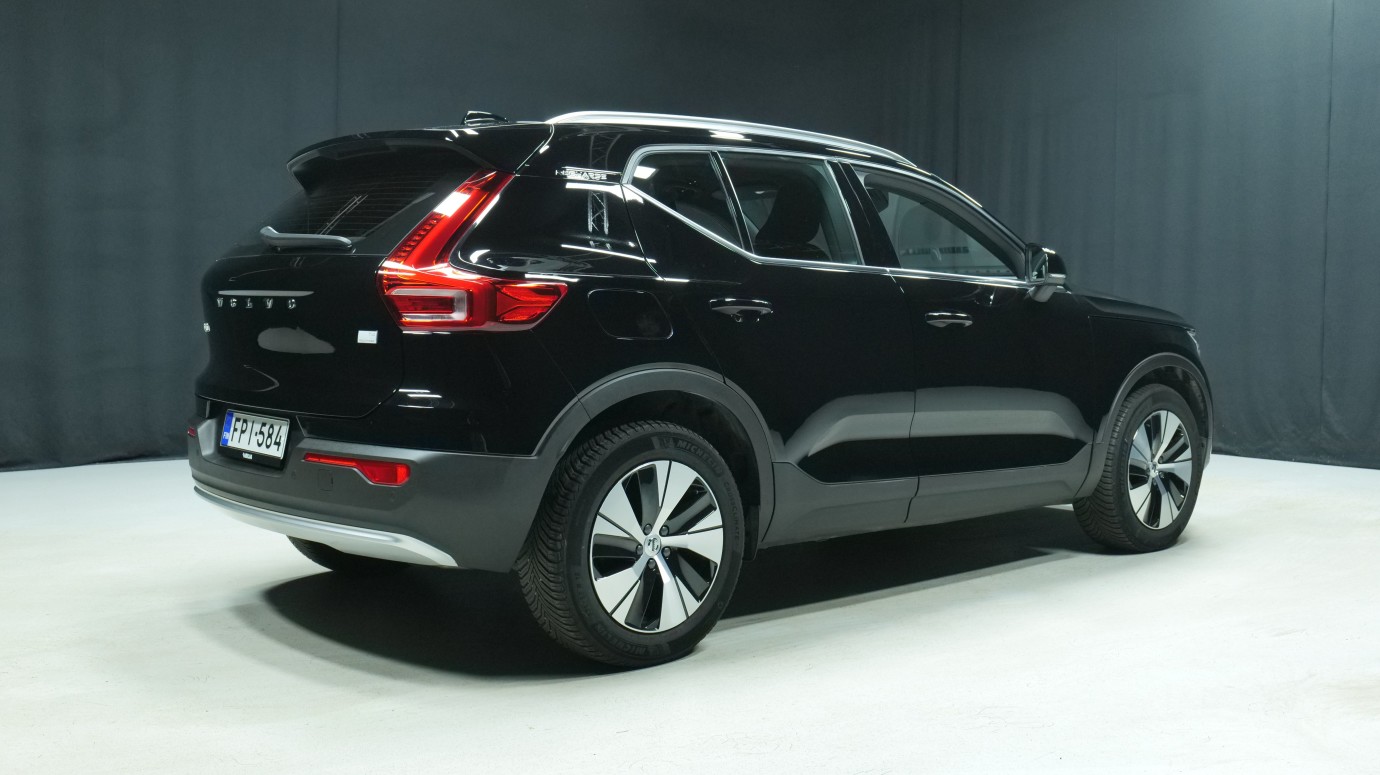 Esittelykuva Volvo XC40 kevythybridiautosta.