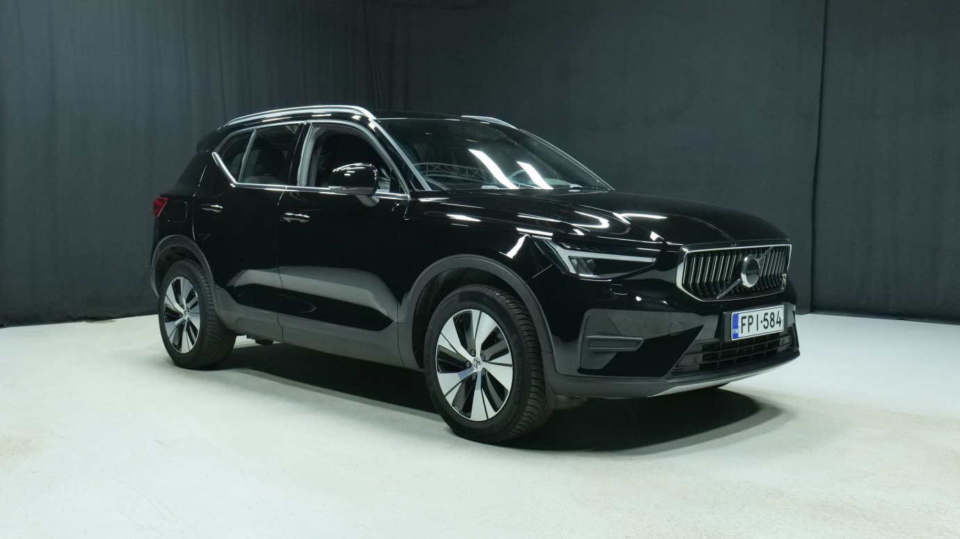 Esittelykuva Volvo XC40 kevythybridiautosta.