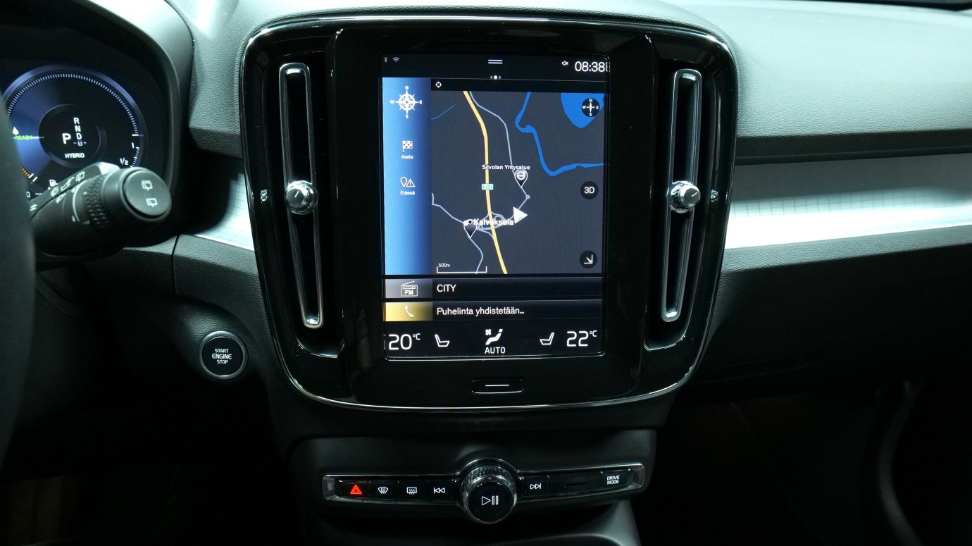 Esittelykuva Volvo XC40 kevythybridiautosta.
