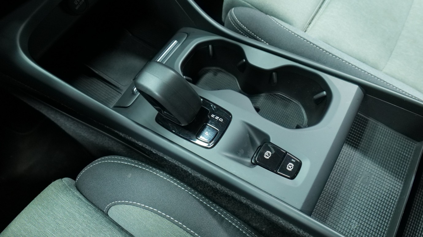 Esittelykuva Volvo XC40 kevythybridiautosta.